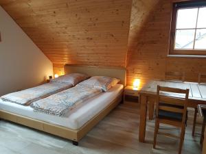 埃尔克伦茨Ferienwohnung Erkelenz的一间卧室设有一张床和木制天花板