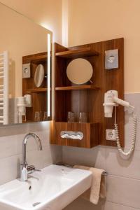 诺尔登堤岸布赫霍尔茨弗罗曼斯乡村酒店的一间带水槽和镜子的浴室