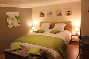 弗雷讷安东尼住宿加早餐酒店的一间卧室配有一张大床和两个绿色枕头
