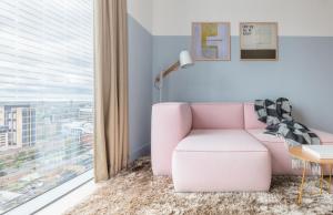 伦敦莱蒙洛克公寓式酒店的客厅设有粉红色的椅子和大窗户