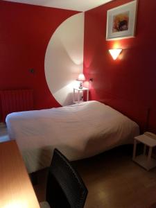 马尔芒德Hôtel du Lion d'Or的一间卧室配有一张红色墙壁的床