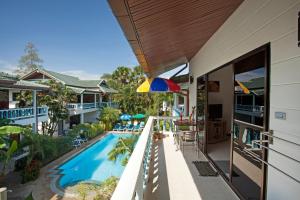 拉威海滩Ya Nui Resort - SHA EXTRA Plus的从房子的阳台上可欣赏到游泳池的景色
