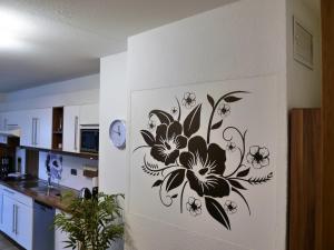 布滕汉姆Sterne-Ferienwohnung-Apartment Regnitztal的厨房墙上的花纹墙