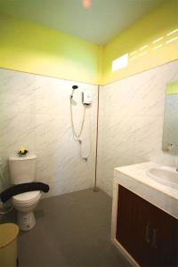 奥南海滩AddJitResort aonang - SHA Extra Plus的带淋浴、卫生间和盥洗盆的浴室
