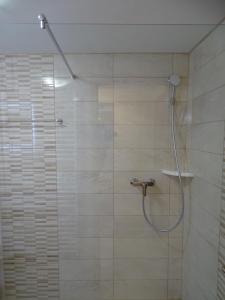 马里博尔Sobe-Apartma的浴室内配有淋浴和头顶淋浴
