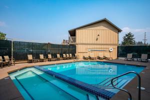 白鱼镇贝斯特韦斯特洛矶山旅舍的一座带椅子的游泳池以及一座建筑