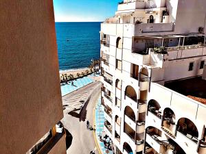 阿尔姆尼卡Apartamentos sol y playa Almuñécar的从大楼内可欣赏到海景