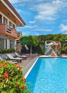 La Sabana Hotel Suites Apartments内部或周边的泳池