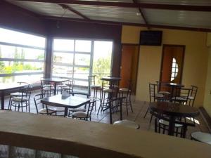 Tezontepec de AldamaHOTEL MONTALVO的用餐室设有桌椅和窗户。