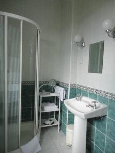 丁格尔高山宾馆的一间带水槽和淋浴的浴室