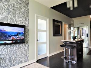 多伦多TVHR - 市中心豪华公寓 的客厅设有壁挂式平面电视。