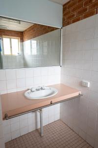 卡那封加斯科因酒店 的一间带水槽和镜子的浴室