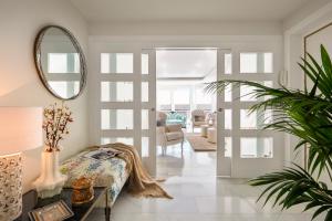 格拉纳达Genteel Home Recogidas的一间带床和镜子的客厅
