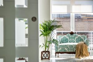 格拉纳达Genteel Home Recogidas的窗户客房内的沙发