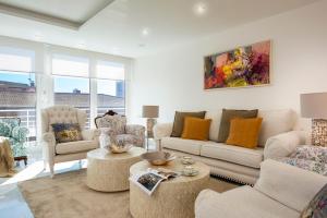 格拉纳达Genteel Home Recogidas的客厅配有沙发和椅子
