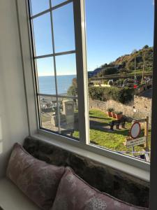 比尔Bay View Guest House的从窗户可欣赏到海景