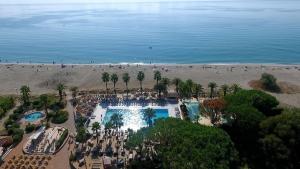吉索纳恰奥鲁码头假日村庄酒店的享有度假村游泳池和海滩的空中景致