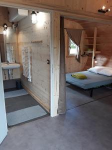 Saint-UrcizeDomaine de l'Ours / Camping Lodge的小房间设有床和水槽