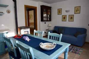瓦尔迪登特罗Baitin Finferlo的客厅配有蓝色桌子和蓝色沙发