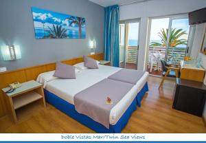 圣佩德罗-德尔皮纳塔尔海王星酒店的酒店客房设有一张大床和一个阳台。