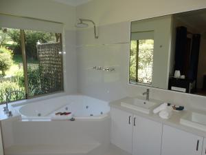 玛格丽特河平达旅馆的白色的浴室设有浴缸和水槽。