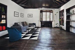 巴列埃尔莫索Casa Rural El Palmar的客厅配有沙发和桌子