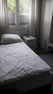 库克斯港Marina 38-2的一间卧室设有一张床和一个窗口
