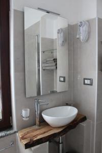 Settimo VittonePassaggio a Nord Ovest的浴室设有白色水槽和镜子