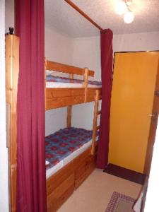 马尼戈La Combe Blanche 1307的客房设有两张双层床和窗帘
