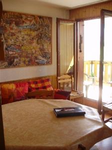 马尼戈MONT BLANC Soleil C19的一间卧室设有一张床和一个大窗户