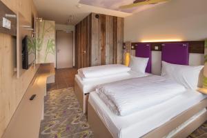 加舒恩蒙塔丰探险家酒店的紫色墙壁客房的两张床