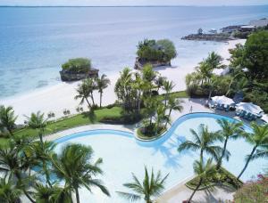 麦克坦Shangri-La Mactan, Cebu的享有带游泳池和海洋的度假村的空中景致