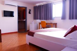 达喀尔奥帕诺拉米奇旅馆的酒店客房设有两张床和电视。