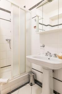 布拉格莱昂杜罗酒店的白色的浴室设有水槽和淋浴。