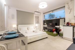 雅典Stadium HiEnd Studio Top Location的一间大卧室,配有白色的床和一张桌子