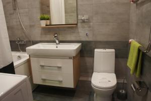 奥廖尔道夫俱乐部酒店的浴室配有白色水槽和卫生间。