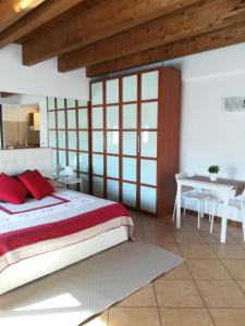 贝加莫Rovelli Room的一间卧室配有一张带红色枕头的床和一张桌子