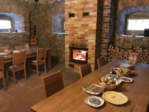 新赫拉迪Zevlův mlýn的客房设有木桌和壁炉。