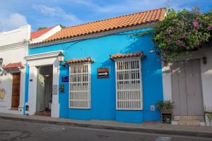 卡塔赫纳Casa Villa Colonial By Akel Hotels的街道边的蓝色建筑