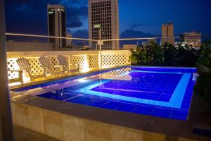 卡塔赫纳Casa Villa Colonial By Akel Hotels的建筑物屋顶上的游泳池