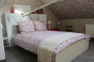 斯塔茨卡纳尔Tintaglia, betaalbaar en gastvrij的卧室配有一张带粉红色枕头的大床