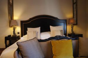 艾格-莫尔特马萨林别墅酒店的一间卧室配有一张大床和大镜子