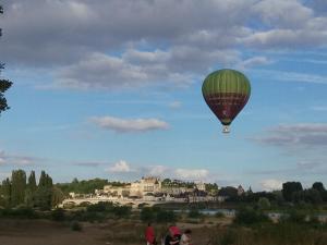 阿姆博斯L'Amboiselyne的空中飞着的热气球,人们在空中