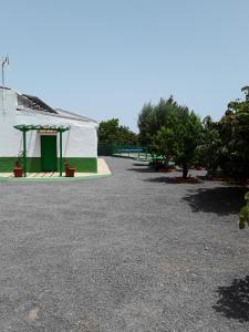 因赫尼奥Aguatona的一座白色的大建筑,有绿门和树木