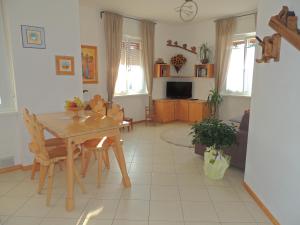 莱维科特尔梅Appartamenti Casa Prandel的客厅配有木桌和椅子
