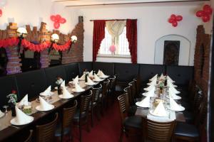 特里尔巴尔干餐厅酒店的红色气球的房间的一排桌椅