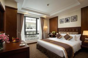 Rex Hanoi Hotel客房内的一张或多张床位