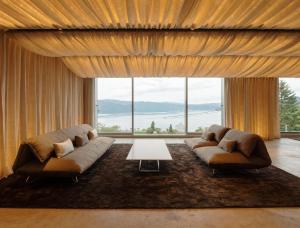 洞爷湖洞爷湖微酒店的客厅设有两张沙发和一个大窗户