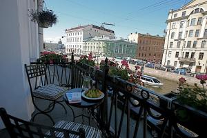 圣彼得堡普斯卡客栈酒店的阳台配有一张桌子和一盘香蕉