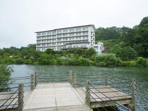二本松卡佳米盖克赫基赞提酒店的一座位于湖面上,设有木甲板的建筑